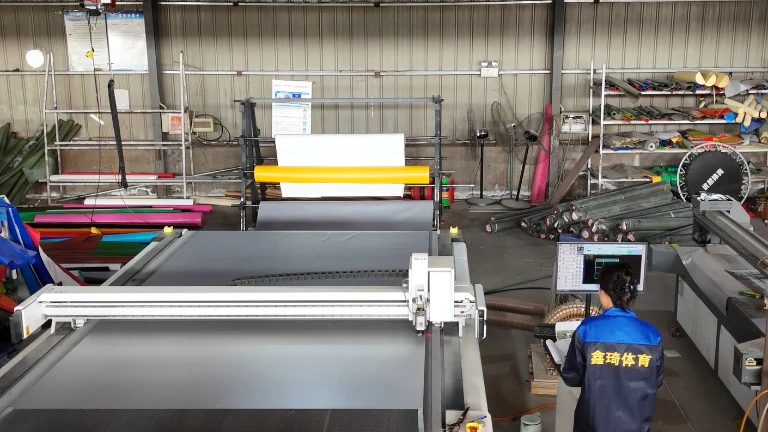 Panoramablick auf die CNC-Schneideausr&uuml;stung
